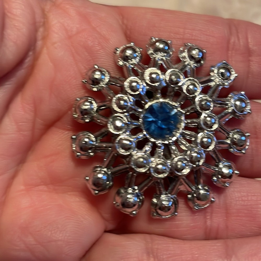 Vintage Silver coloured and blue rhinestone brooch - Picture 4 of 6